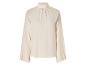 Un chemisier crème à manches longues.
