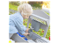 Enfant jouant avec un jeu d'eau TOYS dans le jardin.