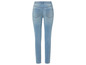 Un jean skinny bleu pour femme.