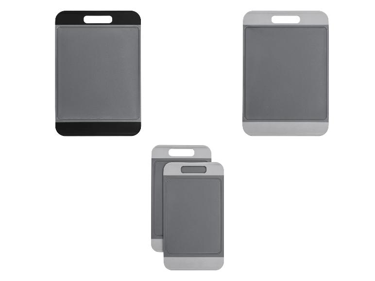 Ensemble de planches à découper bicolores, comprenant une planche noire et grise et deux planches gris clair.