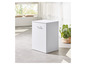 Une armoire de rangement blanche avec une poignée argentée.