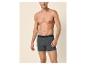 Homme en boxer gris foncé avec ceinture noire.