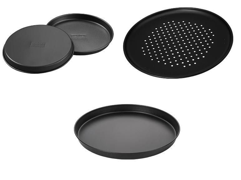 Une plaque à pâtisserie à pizza perforée, une plaque à pâtisserie à pizza normale et un moule rond à pâtisserie Zenker.