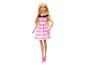 Poupée Barbie en robe rose à rayures.