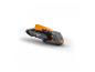 Pistolet à colle chaude noir et orange avec un bâton de colle blanc.