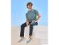 T-shirt, pantalon et baskets : look décontracté pour homme.