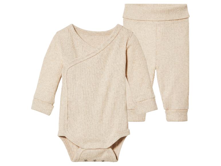 Un body à manches longues et un pantalon beige pour bébé