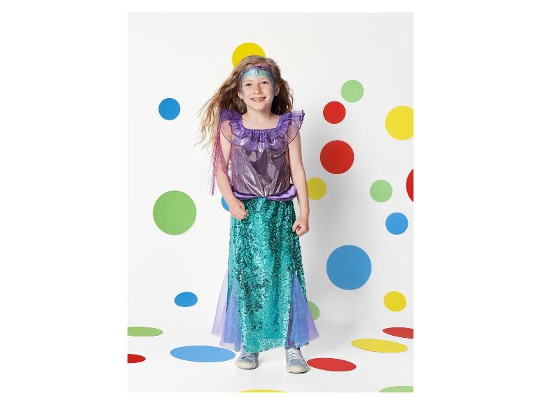 Une fille dans une robe de sirène violette et turquoise à paillettes.