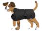 Chien de dessin animé portant un manteau matelassé noir avec une boucle.