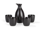 Un ensemble de sake noir avec une carafe et quatre verres.