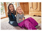 Deux filles rient, l'une porte un pantalon rose