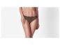 Femme en culotte marron taille basse sur fond blanc.