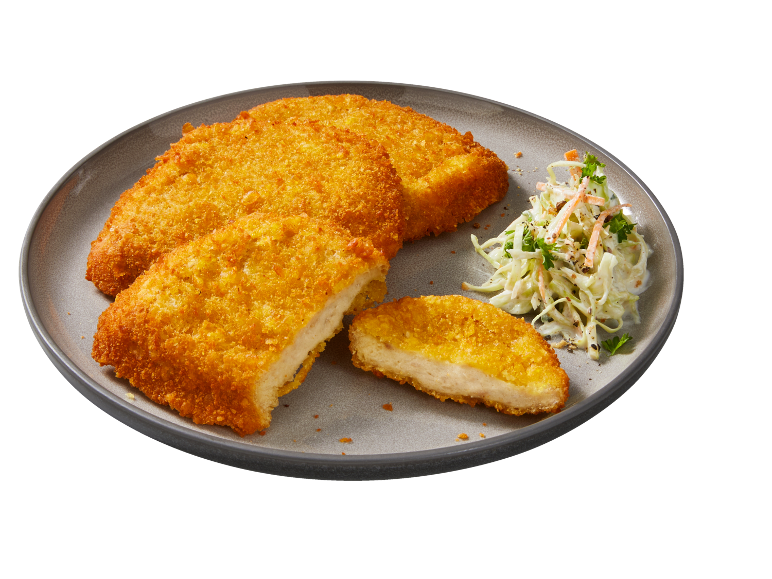 Escalopes de poulet panées avec salade de chou sur une assiette grise.