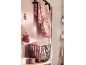 Serviettes roses à motifs floraux suspendues à une barre et dans un panier de salle de bain.