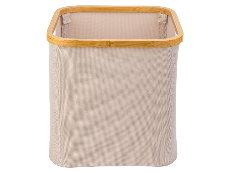 Corbeille à linge beige en tissu avec bord en bambou.