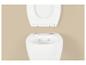 Des toilettes blanches avec le couvercle relevé sur un fond beige.
