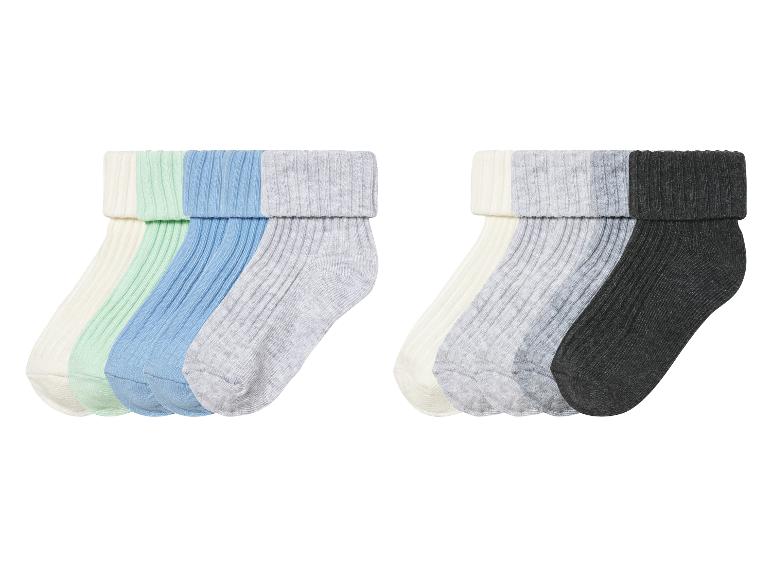Un ensemble de six paires de chaussettes de différentes couleurs.