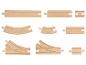 Ensemble de rails de train en bois, comprenant des rails droits, courbes et d'aiguillage.