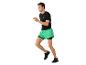 Homme courant, vêtu d'un t-shirt noir et de shorts verts.