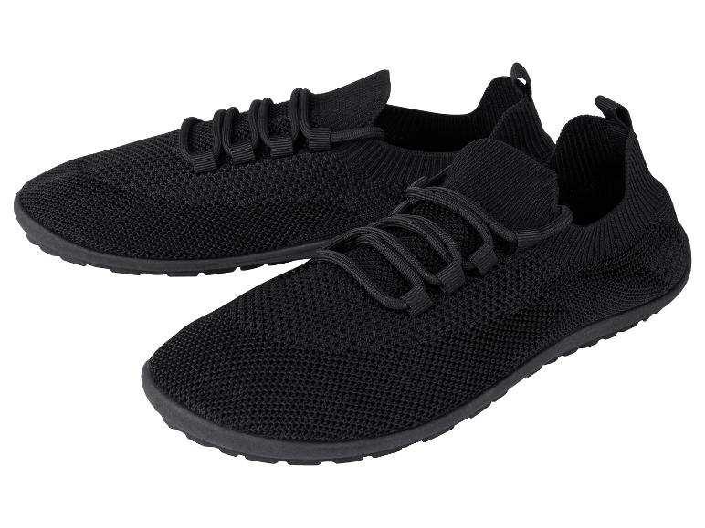 Deux paires de chaussures noires en tissu tricoté.