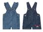 Deux salopettes bébé en jean : une avec cœur, l'autre avec crabe.