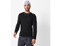 Homme en t-shirt noir à manches longues, jean foncé et bonnet bleu clair.