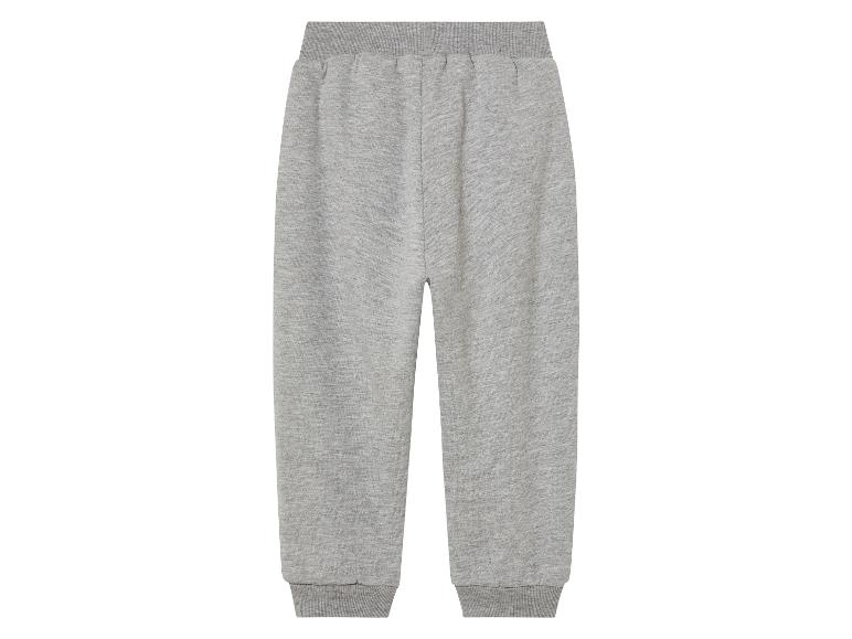 Pantalon de survêtement gris avec ceinture élastique.