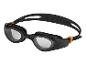 Lunettes de natation noires avec des accents orange.