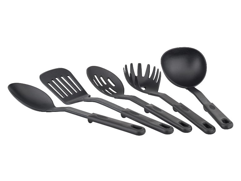 Cinq ustensiles de cuisine noirs : louche, cuillère à spaghetti, écumoire, spatule et cuillère de service.