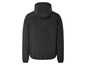 Une veste coupe-vent noire à capuche.