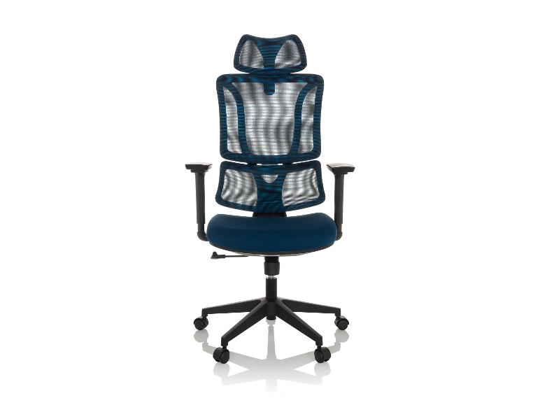 Chaise de bureau bleue avec dossier en maille et appui-tête sur fond blanc.