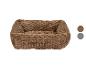 Lit carré marron pour animaux de compagnie avec un tissu texturé et moelleux.