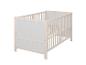Lit bébé en bois clair avec côtés blancs et barreaux