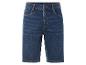 Shorts en jean bleu foncé.