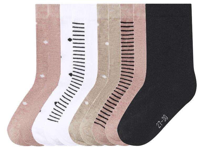Six paires de chaussettes de différentes couleurs et motifs, pois et rayures.