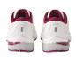 Des baskets blanches avec des détails roses