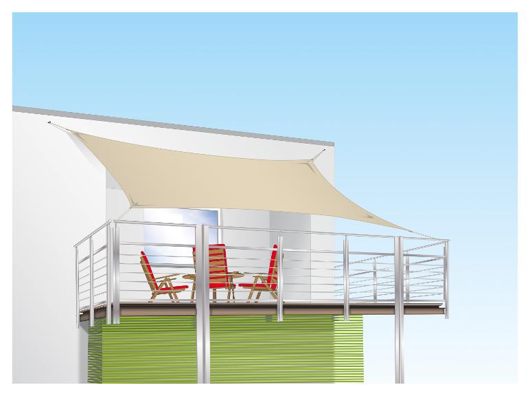 Un voile d'ombrage beige au-dessus d'un balcon avec des chaises et une table rouges.