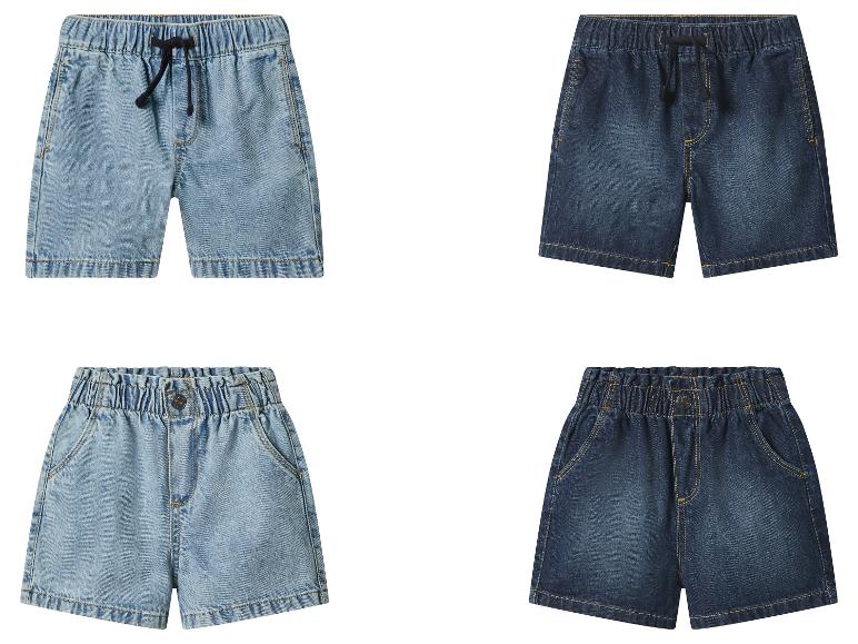 Quatre shorts en jean pour enfants en bleu clair et foncé, avec taille élastique.