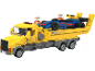 Camion jouet jaune avec deux voitures de course