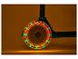 Roue de trottinette lumineuse en mouvement sur fond orange
