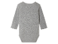 Un body bébé gris à manches longues.