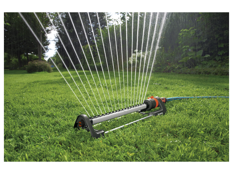 Arroseur oscillant Gardena arrosant une pelouse.