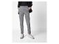 Pantalon rayé gris avec baskets blanches.