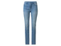 Un jean bleu pour femme.