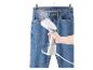 Un défroisseur vapeur utilisé sur un jean.