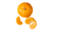 Une mandarine entière et deux quartiers de mandarine pelés sur fond noir.