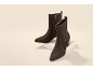 Une paire de bottines en daim marron à talons pour femme.