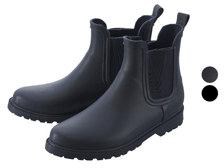 Deux paires de bottes de pluie bleues avec des panneaux latéraux élastiques.