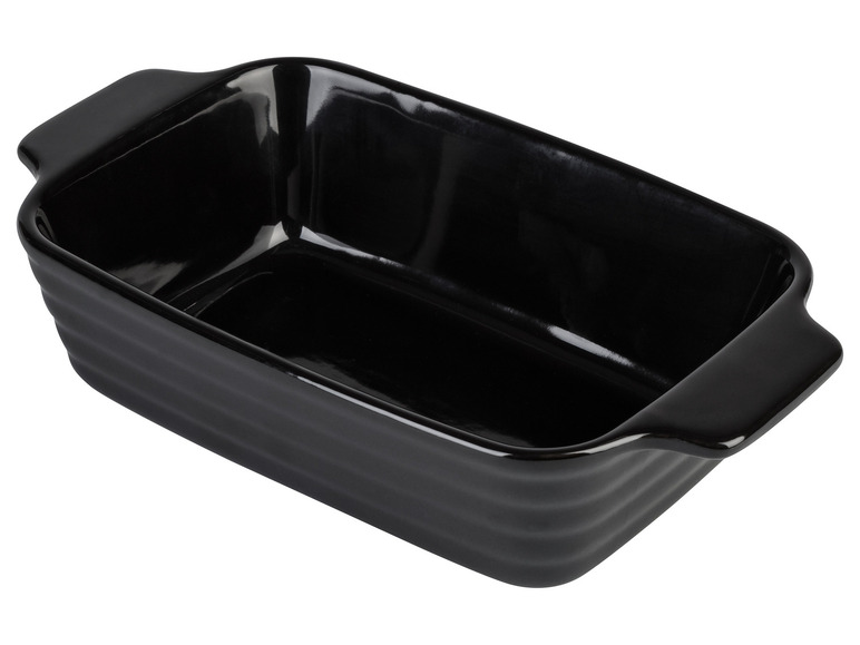 Un plat à four noir avec des poignées.