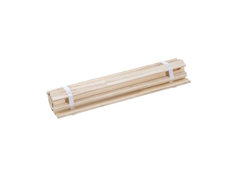 Un paquet de lattes de bois attachées avec une sangle blanche.